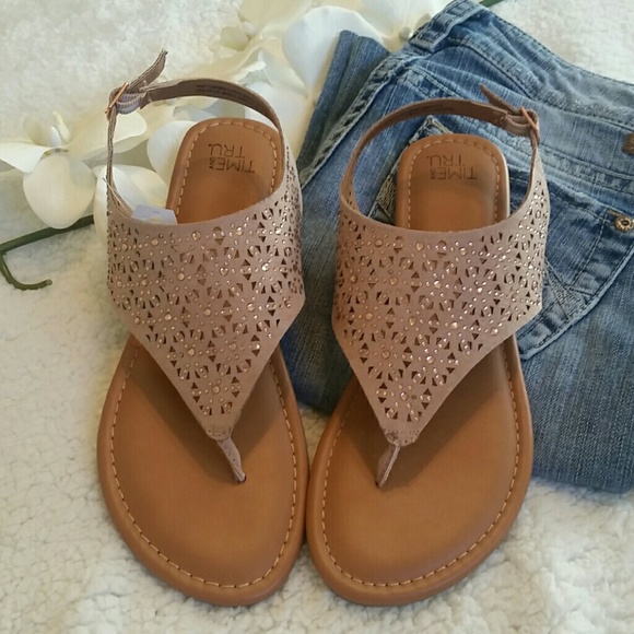 Time and Tru Shoes - Nude blush flip flops NWT
